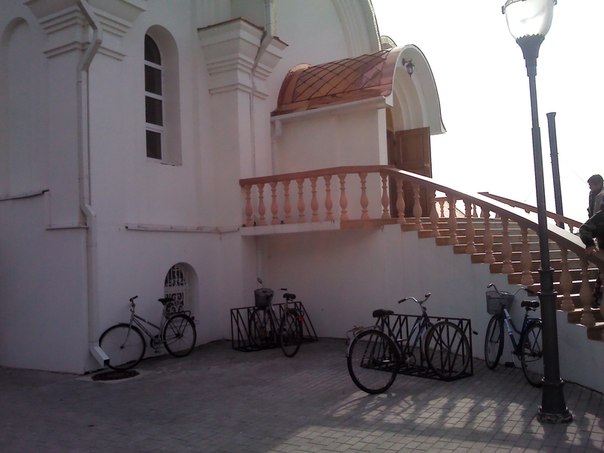Велопарковка у церкви
