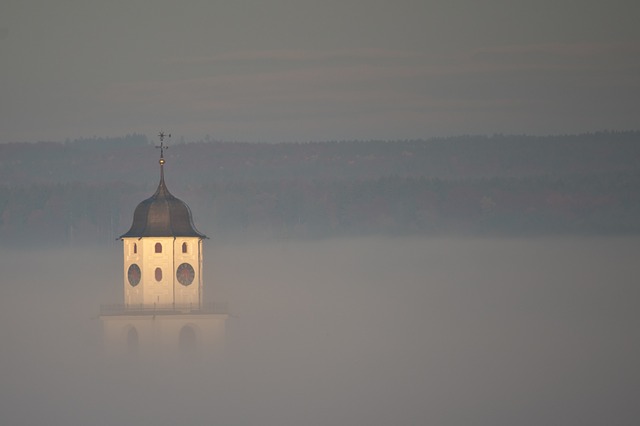 Церковь в тумане-смоге