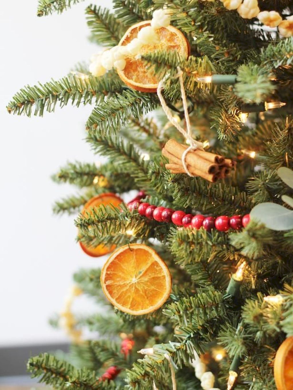 экологические советы на Рождество и новый год, натуральные украшения своими руками, дольки апельсина на елку, веточки корицы на елку