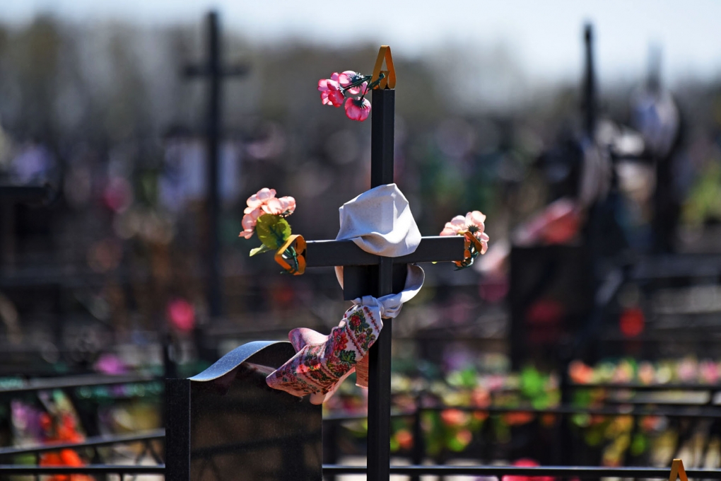Искусственные цветы на Радоницу, пластиковые цветы,. украшать кладбища
