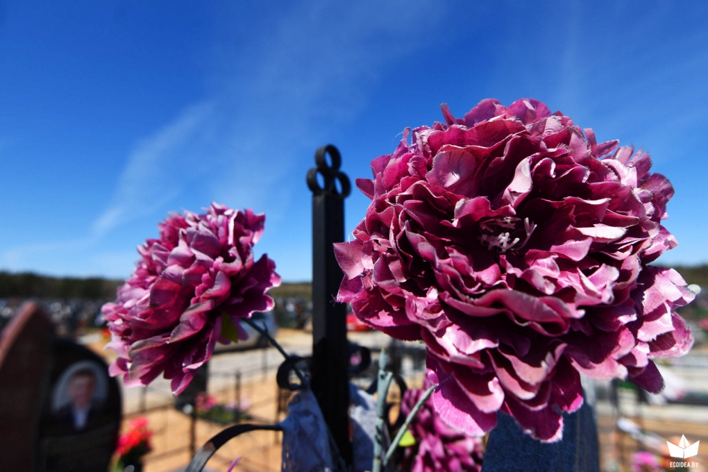 Искусственные цветы на Радоницу, пластиковые цветы,. украшать кладбища